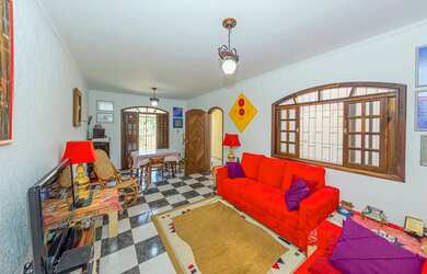 Imagem: A casa possui 4 Dormitórios, 1 Banheiro, 5 Vagas na garagem