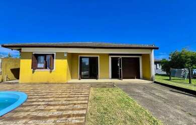 Imagem: A casa possui 3 Dormitórios, 2 Banheiros, 3 Vagas na garagem