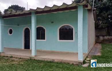 Imagem: A casa possui 3 Dormitórios, 1 Banheiro, 2 Vagas na garagem