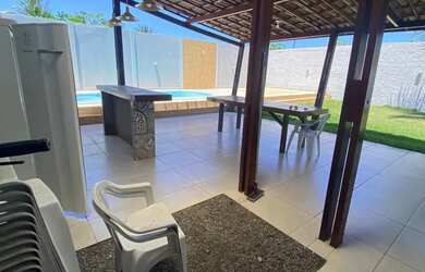 Imagem: A casa possui 3 Dormitórios, 2 Banheiros, 2 Vagas na garagem