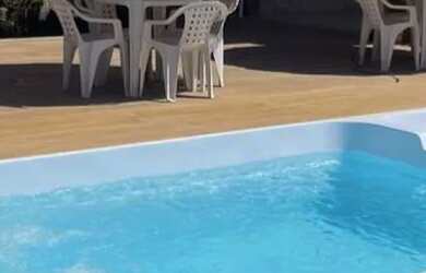 Imagem: A casa possui 3 Dormitórios, Acomodam 15 pessoas, 2 Vagas na