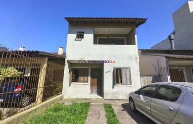 Imagem: A casa possui 4 Dormitórios, 3 Banheiros, 2 Vagas na garagem