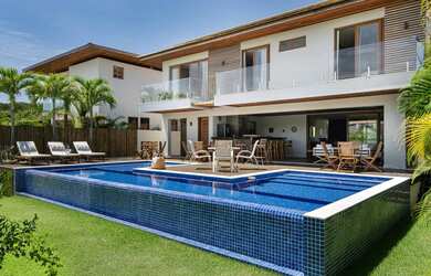 Imagem: A casa em condomínio possui 5 Dormitórios, 5 Banheiros, 300m²