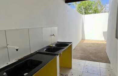 Imagem: A casa possui 2 Dormitórios e 1 Banheiro e está localizado