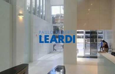 Imagem: O depósito possui 4 Vagas na garagem e 356m² de Área e está