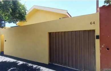 Imagem: A casa possui 2 Dormitórios, 2 Banheiros e 2 Vagas na garagem