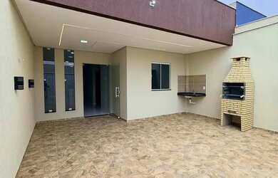 Imagem: A casa possui 2 Dormitórios, 2 Banheiros, 2 Vagas na garagem