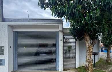 Imagem: A casa possui 2 Dormitórios, 2 Banheiros e 2 Vagas na garagem