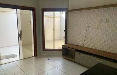 Imagem: A casa possui 3 Dormitórios, 2 Banheiros, 2 Vagas na garagem