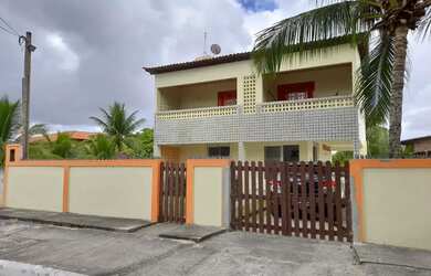 Imagem: A casa possui 4 Dormitórios, 2 Banheiros, 5 Vagas na garagem