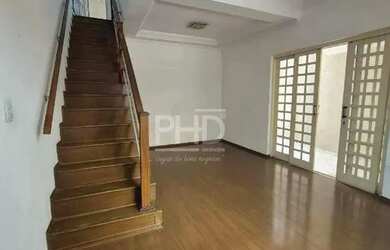 Imagem: A casa possui 3 Dormitórios, 1 Banheiro, 2 Vagas na garagem