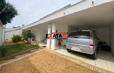 Imagem: A casa à venda possui 3 Dormitórios, 3 Banheiros, 2 Vagas