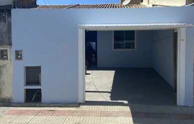 Imagem: A casa possui 2 Dormitórios, 1 Banheiro, 1 Vaga na garagem