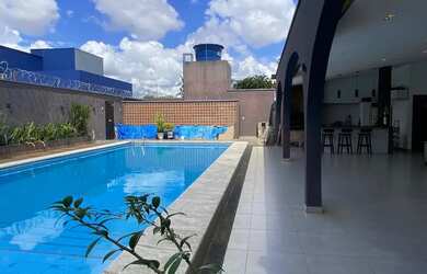 Imagem: A casa possui 1 Dormitório, 1 Banheiro, 5 Vagas na garagem