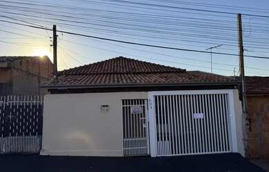 Imagem: A casa possui 3 Dormitórios, 1 Banheiro, 1 Vaga na garagem