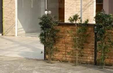 Imagem: A casa possui 4 Dormitórios, 5 Banheiros, 3 Vagas na garagem