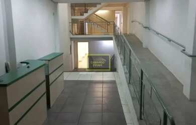 Imagem: O depósito possui 2 Vagas na garagem, 490m² de Área e está