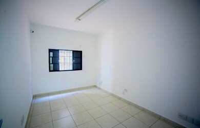 Imagem: O depósito possui 2 Vagas na garagem, 132m² de Área e está