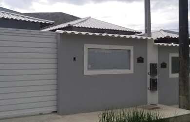 Imagem: A casa possui 3 Dormitórios, 1 Banheiro, 2 Vagas na garagem