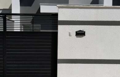 Imagem: A casa possui 2 Dormitórios, 2 Banheiros, 2 Vagas na garagem