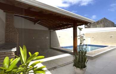 Imagem 1: INCRÍVEL CASA COM PISCINA E OTIMA LOCALIZAÇÃO LER A DESCRIÇÃO