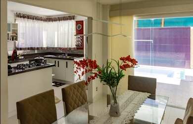 Imagem: A casa em condomínio possui 4 Dormitórios, 3 Banheiros, 2