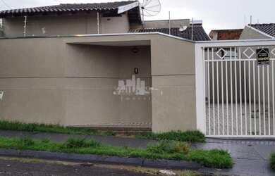 Imagem: A casa possui 2 Dormitórios, 2 Banheiros, 2 Vagas na garagem