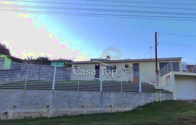 Imagem: A casa possui 2 Dormitórios, 2 Banheiros, 2 Vagas na garagem