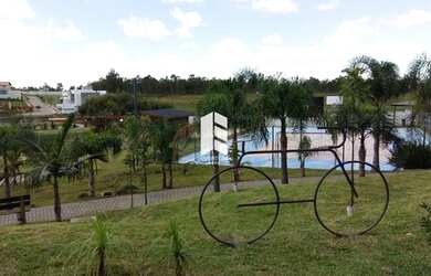 Imagem: A casa possui 4 Dormitórios, 4 Banheiros, 2 Vagas na garagem