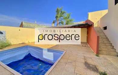 Imagem: A casa possui 3 Dormitórios, 3 Banheiros, 2 Vagas na garagem