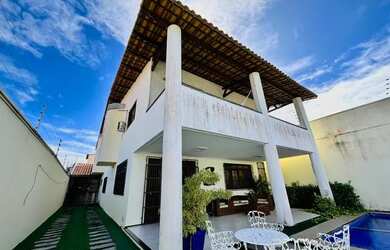 Imagem: A casa possui 5 Dormitórios, 5 Banheiros, 5 Vagas na garagem