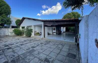 Imagem: A casa possui 3 Dormitórios, 4 Banheiros, 3 Vagas na garagem