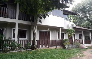 Imagem: A casa possui 4 Dormitórios, 3 Banheiros, 2 Vagas na garagem