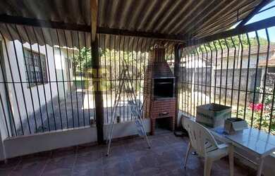 Imagem: A casa possui 3 Dormitórios, 1 Banheiro, 2 Vagas na garagem