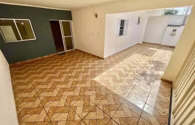 Imagem: A casa possui 3 Dormitórios, 2 Banheiros, 1 Vaga na garagem