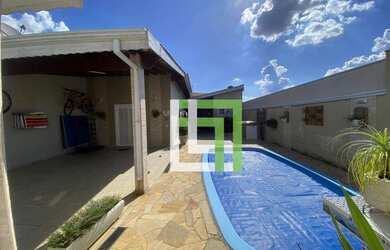 Imagem: A casa possui 3 Dormitórios, 3 Banheiros, 3 Vagas na garagem