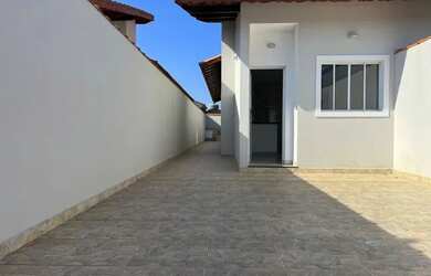 Imagem: A casa possui 2 Dormitórios, 2 Banheiros, 2 Vagas na garagem