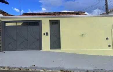 Imagem: A casa possui 2 Dormitórios, 2 Banheiros e está localizado