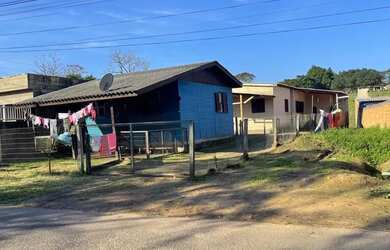 Imagem: A casa possui 2 Dormitórios, 1 Banheiro, 3 Vagas na garagem