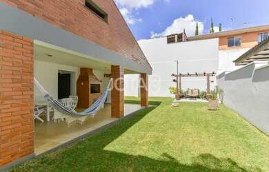 Imagem: A casa possui 4 Dormitórios, 5 Banheiros, 3 Vagas na garagem