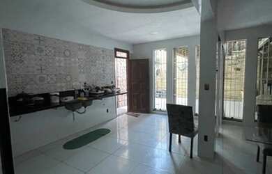 Imagem: A casa possui 4 Dormitórios, 5 Banheiros, 3 Vagas na garagem