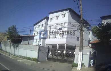 Imagem: O apartamento possui 3 Dormitórios, 1 Banheiro, 1 Vaga na garagem