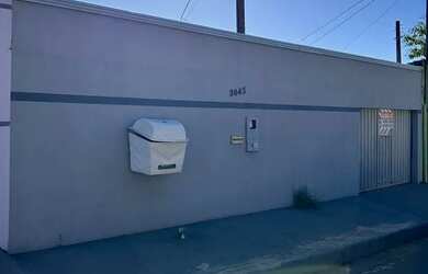 Imagem: A casa possui 2 Dormitórios, 1 Banheiro, 2 Vagas na garagem