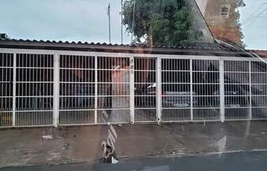 Imagem: A casa possui 2 Dormitórios, 1 Banheiro, 4 Vagas na garagem