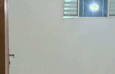 Imagem: A casa possui 1 Dormitório, 1 Banheiro e está localizado