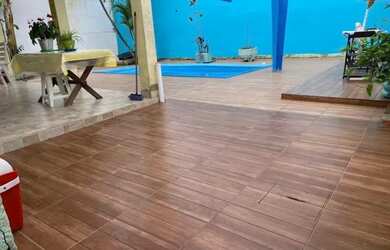 Imagem: A casa possui 4 Dormitórios, 2 Banheiros, 5 Vagas na garagem