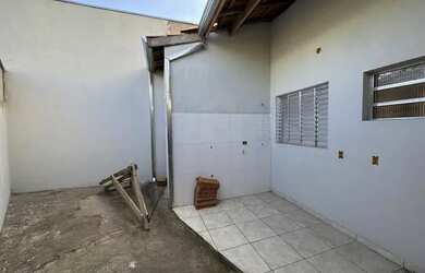 Imagem: A casa possui 2 Dormitórios, 2 Banheiros, 2 Vagas na garagem