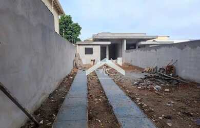 Imagem: A casa possui 3 Dormitórios, 2 Banheiros, 2 Vagas na garagem