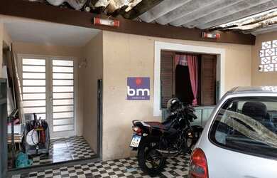 Imagem: A casa possui 3 Dormitórios, 2 Banheiros, 2 Vagas na garagem