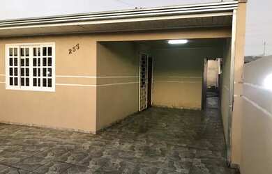 Imagem: A casa possui 2 Dormitórios, 1 Banheiro, 2 Vagas na garagem